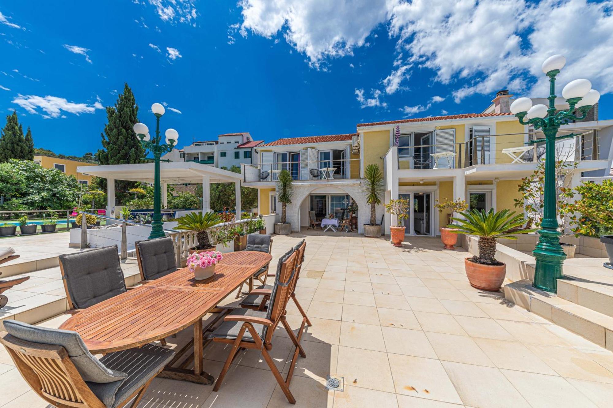 Villa Unique Sur La Plage Pour Des Vacances Inoubliables En Famille Ou Entre Amis Pour 10 Personnes Slatine Exterior photo